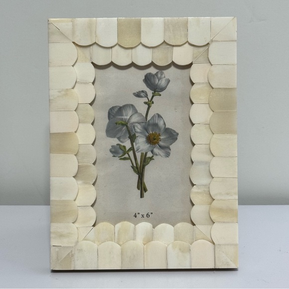 Creative Co-Op Mansour Ivory Scalloped Picture Frame Holds 4” X 6” Photo - Picture 2 of 6